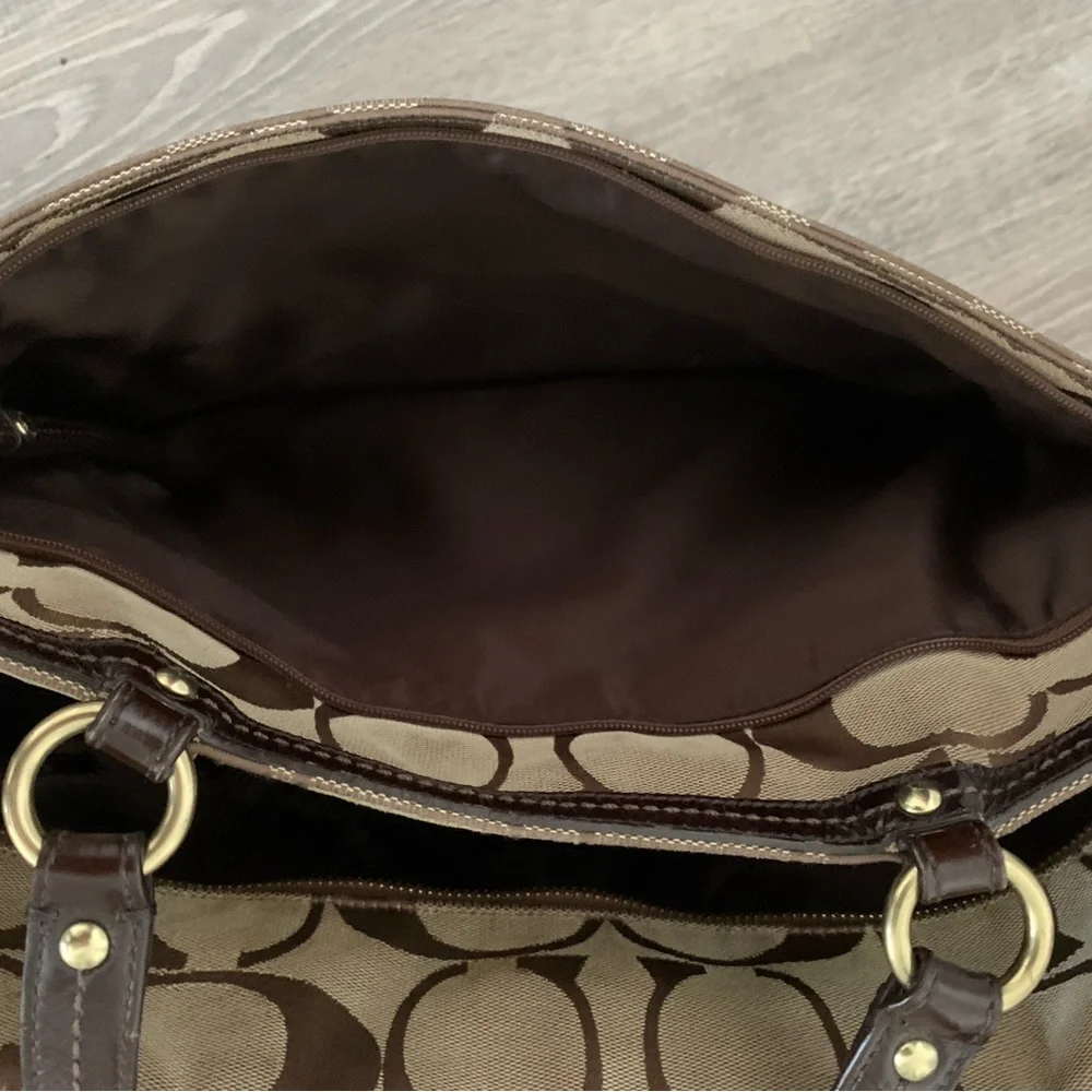 Vintage Coach Tote and or Diaper Bag 7 pockets inside, 2 outside slots & zipper - Picture 11 of 17